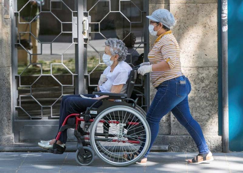 Labor de cuidado no remunerado margina a 700 millones de mujeres